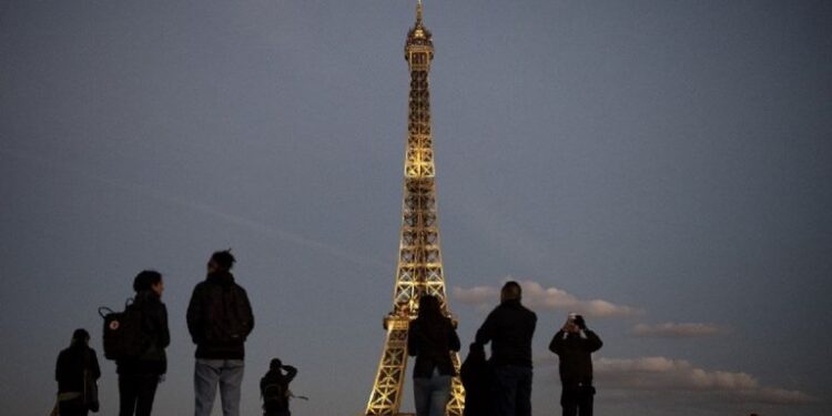 Evacúan la Torre Eiffel y sus alrededores por una alerta de bomba