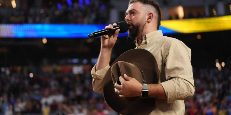 Miguelito Díaz marca un hito en la historia de la música llanera al interpretarla por primera vez en un estadio de la MLB