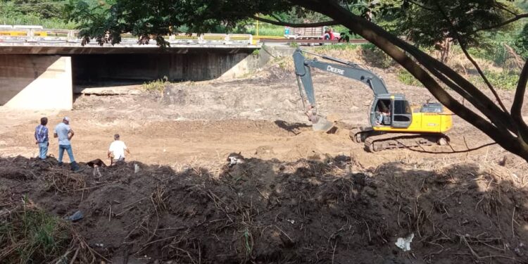 Habitantes de Brisas del Café, Mangos Paradise y El Turpial en Naguanagua piden construcción urgente de un muro de contención tipo gavión