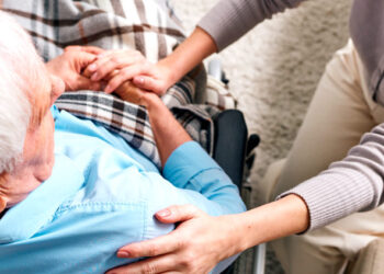 Opinión Sabia Vital: La realidad de las cuidadoras del adulto mayor con Alzheimer