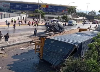 Reportan fuerte accidente que dejó 5 fallecidos y 7 heridos tras choque de gandola con cinco vehículos