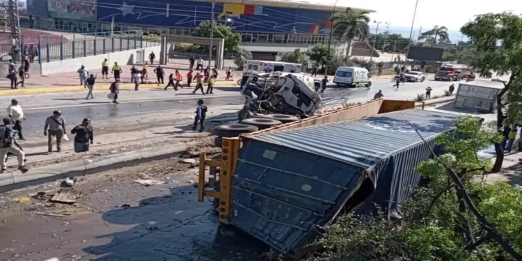 Reportan fuerte accidente que dejó 5 fallecidos y 7 heridos tras choque de gandola con cinco vehículos