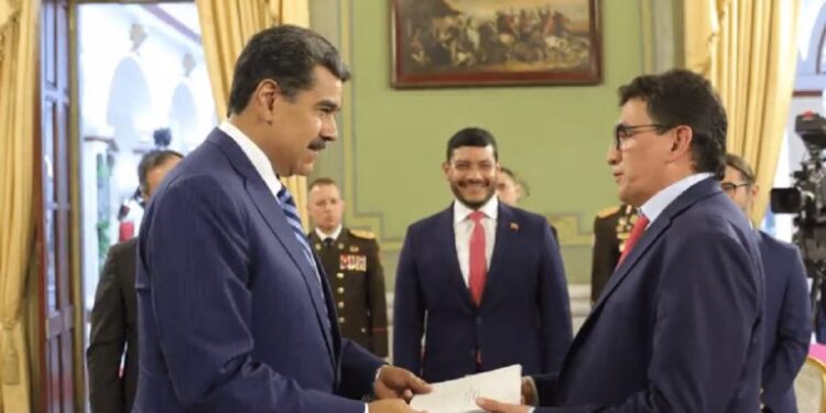 Nuevo embajador de Colombia entregó sus cartas credenciales en el Palacio de Miraflores