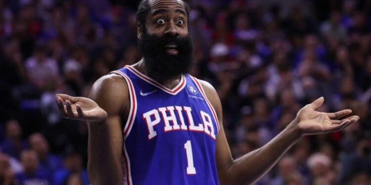 NBA multa a Harden con 100 mil dólares tras llamar mentiroso al presidente de Sixers
