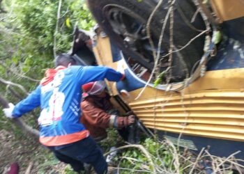 Reportan 4 fallecidos y más de una veintena de heridos tras volcarse autobús en Patanemo, estado Carabobo