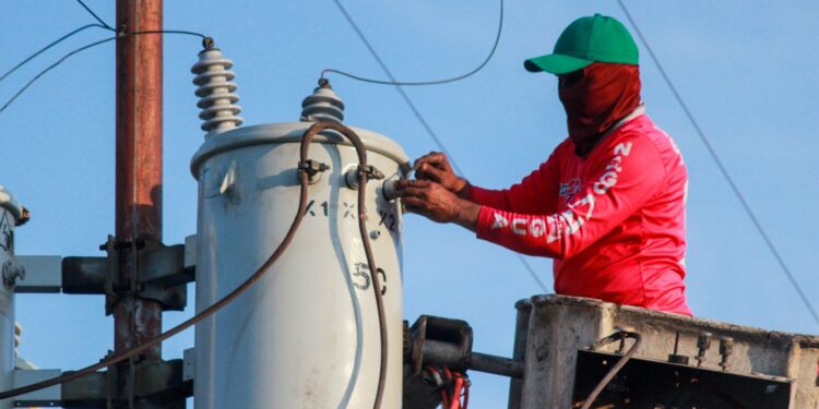 Corpoelec y cuadrillas de Fundanagua sustituyen transformadores en Brisas de Carabobo I y La Campiña II