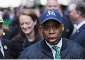 Acusan al alcalde de Nueva York de xenofobia por decir que inmigración destruirá la ciudad