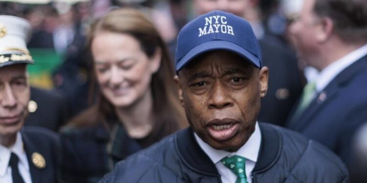 Acusan al alcalde de Nueva York de xenofobia por decir que inmigración destruirá la ciudad