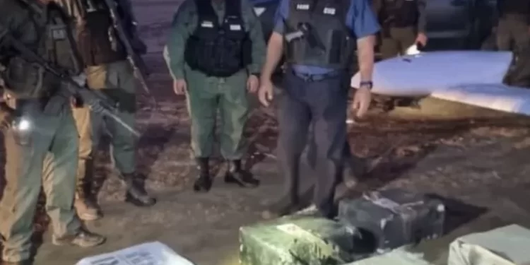 FANB incautó 455 kilos de cocaína en una avioneta sin identificar que aterrizó en Falcón