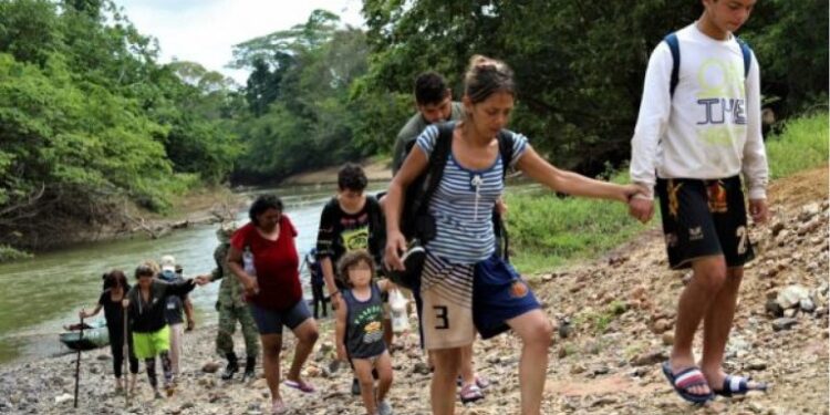Costa Rica registra el paso de más de 300.000 migrantes y declara emergencia nacional