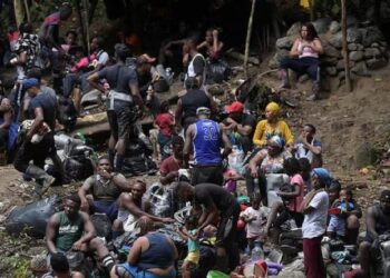 Las colas se eternizan: Panamá no da abasto, desbordado por la crisis migratoria