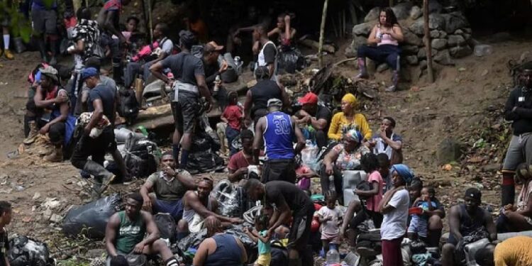 Las colas se eternizan: Panamá no da abasto, desbordado por la crisis migratoria