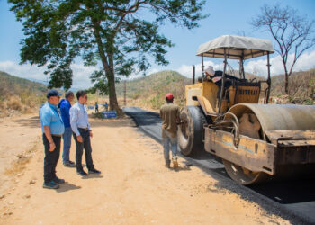 León Jurado: tras aplicar mil 200 toneladas de asfalto culminamos primera etapa de la obra vial La Colectora 22 y 23