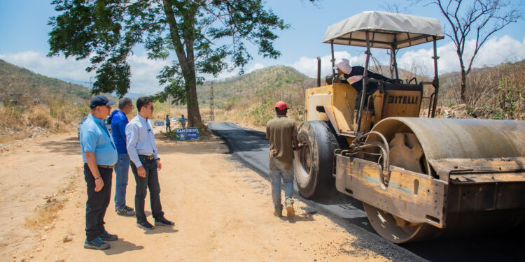 León Jurado: tras aplicar mil 200 toneladas de asfalto culminamos primera etapa de la obra vial La Colectora 22 y 23