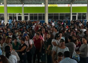 Más de mil 600 kits escolares entregó León Jurado a estudiantes de colegios municipales