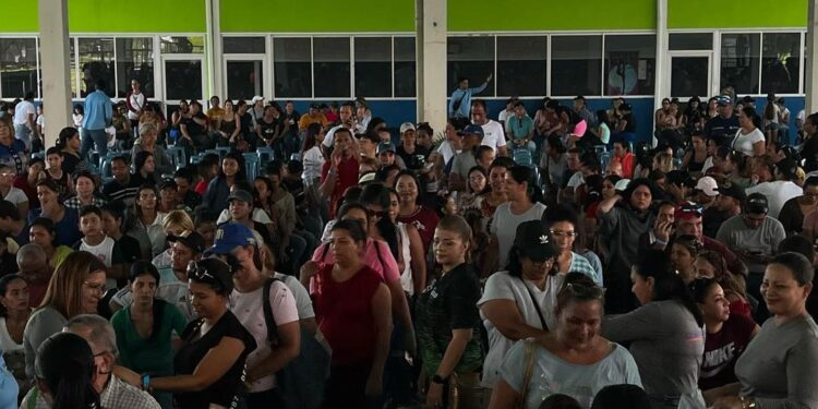 Más de mil 600 kits escolares entregó León Jurado a estudiantes de colegios municipales