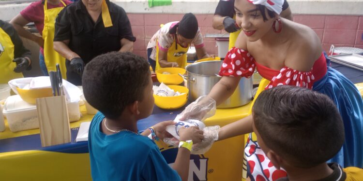 La marca P.A.N. inició celebración del mes de la arepa con vecinos de Los Guayos