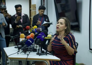 María Carolina Uzcátegui insiste en que la primaria sea suspendida