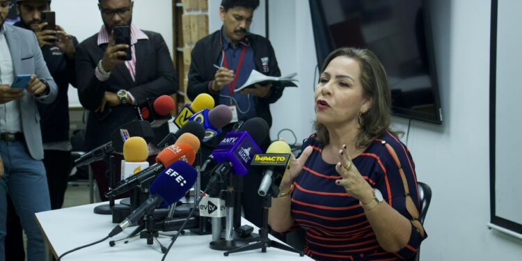 María Carolina Uzcátegui insiste en que la primaria sea suspendida