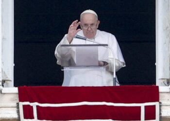 El papa plantea un «derecho a no migrar» y pide integrar a quienes huyen de la miseria
