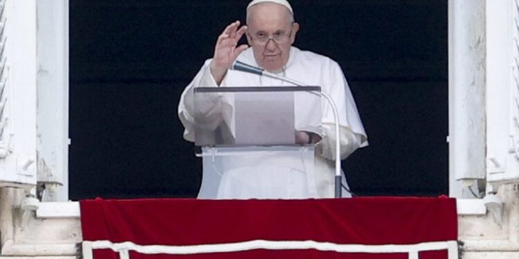 El papa plantea un «derecho a no migrar» y pide integrar a quienes huyen de la miseria