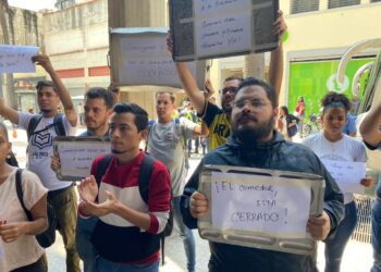 Ucevistas protestaron en el Ministerio de Educación Superior y lograron mesa de trabajo para atender becas, transporte y comedor