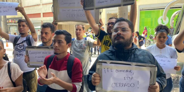 Ucevistas protestaron en el Ministerio de Educación Superior y lograron mesa de trabajo para atender becas, transporte y comedor