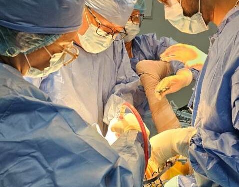 Con total éxito se colocó por primera vez en Venezuela vástago femoral cementado tecnología Smith and Nephew americana