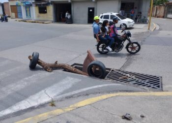 Peligro: reportan una alcantarilla sin sus rejillas en Ricardo Urriera