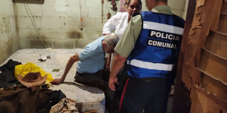 Pareja de adultos mayores en situación vulnerable en Naguanagua fueron atendidos y trasladados para resguardo