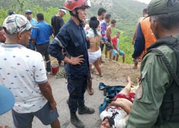 Reportan 4 fallecidos y más de una veintena de heridos tras volcarse autobús en Patanemo, estado Carabobo