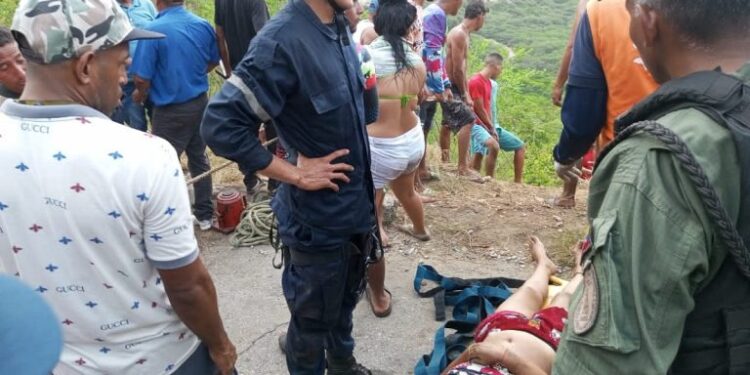 Reportan 4 fallecidos y más de una veintena de heridos tras volcarse autobús en Patanemo, estado Carabobo