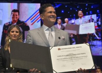 Carlos Vives recibe un doctorado honoris causa en Ciencias Sociales en Colombia