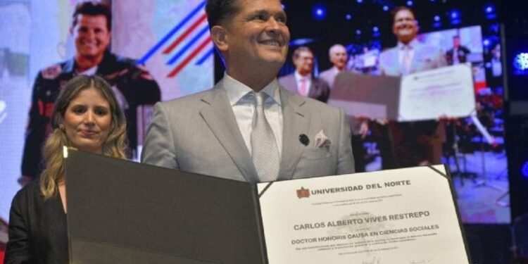 Carlos Vives recibe un doctorado honoris causa en Ciencias Sociales en Colombia