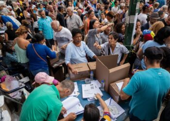 Miles de venezolanos votaron esperanzados en un cambio de presidente en 2024