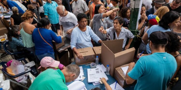 Miles de venezolanos votaron esperanzados en un cambio de presidente en 2024