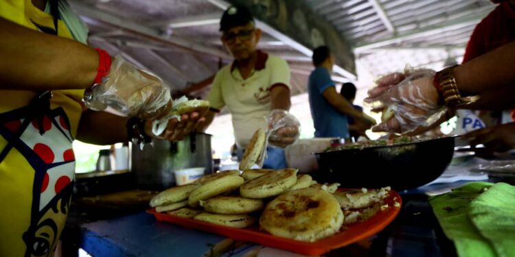 Más de 2300 arepas entregó CNP Carabobo con la ayuda del Círculo de Reporteros Gráficos durante Mega Arepazo 2023