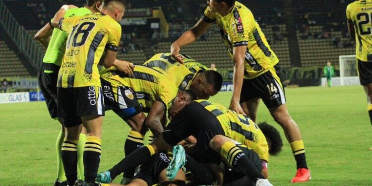 Deportivo Táchira venció a Puerto Cabello y sigue en la cima del fútbol venezolano