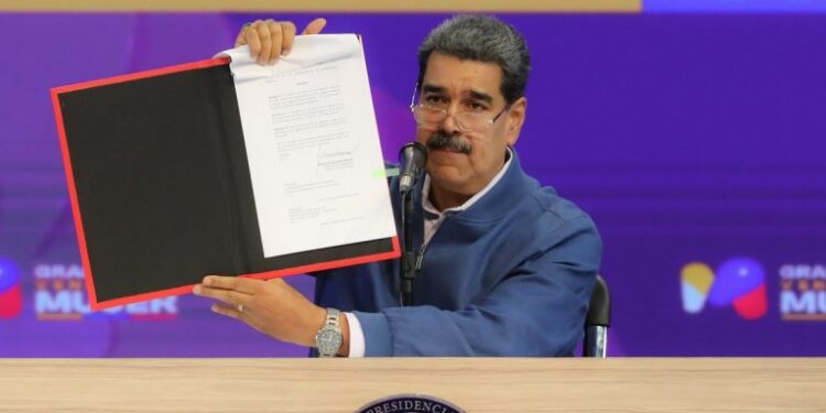 Maduro ordena a la banca destinar 15 % de la cartera de créditos a las mujeres