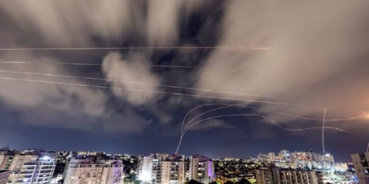 Intenso fuego entre Líbano e Israel al cumplirse una semana de violencia con 16 muertos