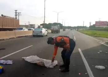 Adulto mayor fue arrollado al cruzar la autopista del Sur en el retorno de Los Caobos