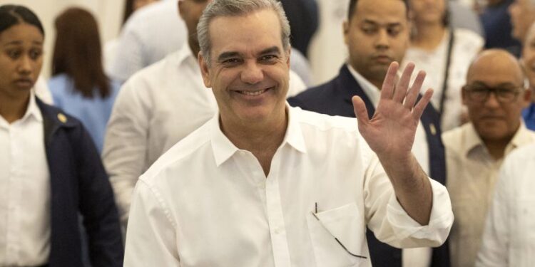 Presidente dominicano Luis Abinader gana primarias con casi el 91 % y optará a la reelección