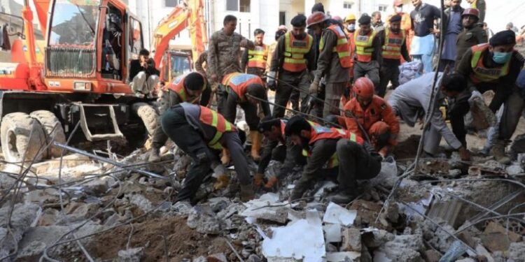 Los muertos en ataques en Pakistán suben a 60 mientras surgen acusaciones contra la India