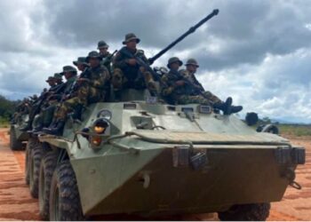 Militares venezolanos construyen pista de aterrizaje cerca de zona en disputa con Guyana