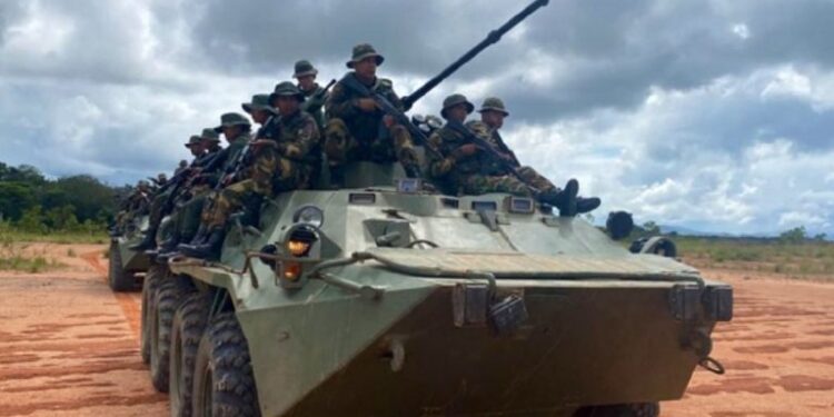 Militares venezolanos construyen pista de aterrizaje cerca de zona en disputa con Guyana