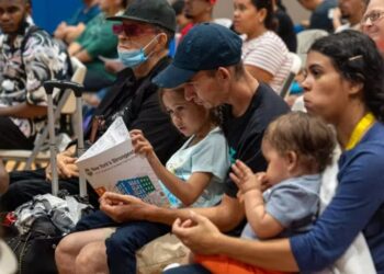 Nueva York limitará a 60 días estadía de familias migrantes con niños en albergues