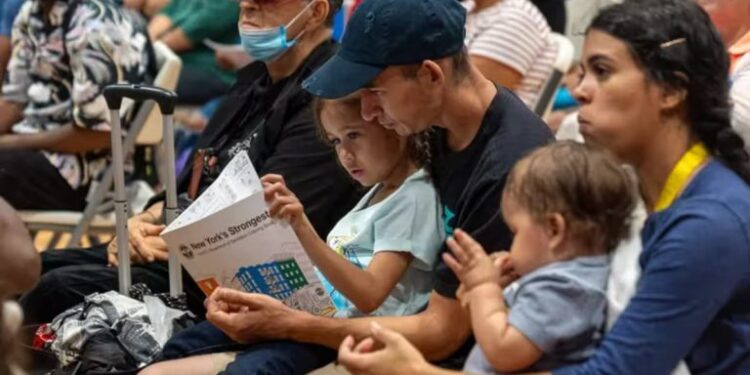 Nueva York limitará a 60 días estadía de familias migrantes con niños en albergues
