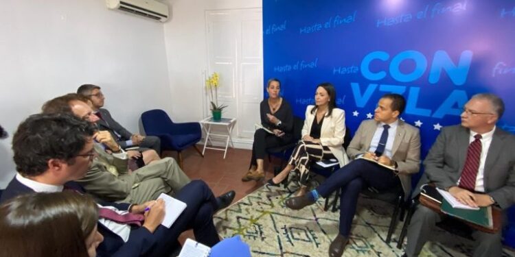 El chavismo cuestiona que diplomáticos extranjeros se reunieran con María Corina Machado