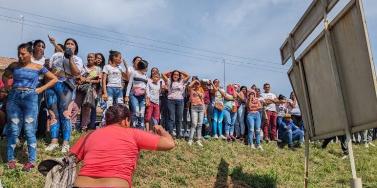 Más de 100 mujeres exigen información de reos tras intervención del penal de Tocuyito