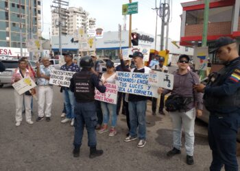 Miembros de la ONG Creemos Alianza Ciudadana realizaron una concentración pacífica en la Av. Bolívar de Valencia